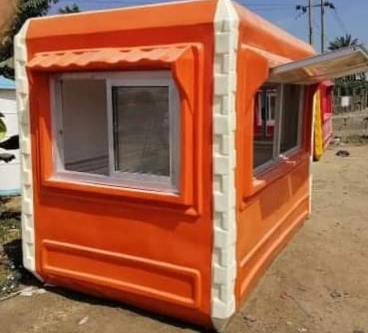 كشك فيبر جلاس متنقل برتقالي في أبيض بنوافذ منزلقة، كرفانات فيبر جلاس للمواقع الخارجية وأكشاك بيع جاهزة سابقة التجهيز.