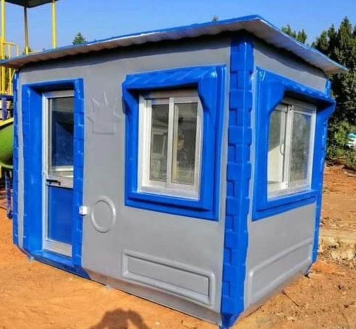 كشك فيبر جلاس صغير للأطفال باللون الأزرق والرمادي، كرفانات فيبر جلاس للأماكن الترفيهية والحدائق، غرف فيبر جلاس جاهزة لمناطق الألعاب.