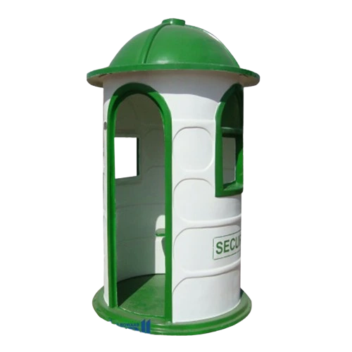 كشك حراسة فيبر جلاس أبيض صغير بسقف قبة أخضر، يتميز بتصميم مدمج مع نافذتين وباب أمان.