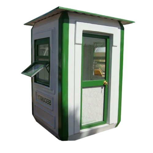 كشك حراسة فيبر جلاس صغير بباب ونافذة منزلقة، بتصميم عملي ولون أبيض مع إطار أخضر.
