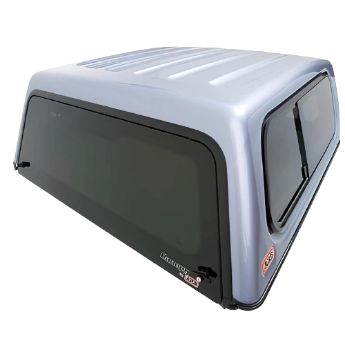 كابينة سيارة فيبر جلاس (توبار) باللون الفضي اللامع مع نوافذ داكنة، تتميز بتصميم انسيابي عصري وجودة تصنيع عالية لضمان المتانة وحماية حوض سيارات النقل.