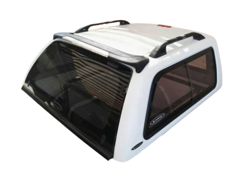 غطاء حوض سيارة نقل (توبار) فيبر جلاس باللون الأبيض مع نوافذ داكنة وقضبان سقف، يتميز بتصميم انسيابي متين يوفر حماية فائقة ومظهرًا عصريًا لسيارات البيك أب.