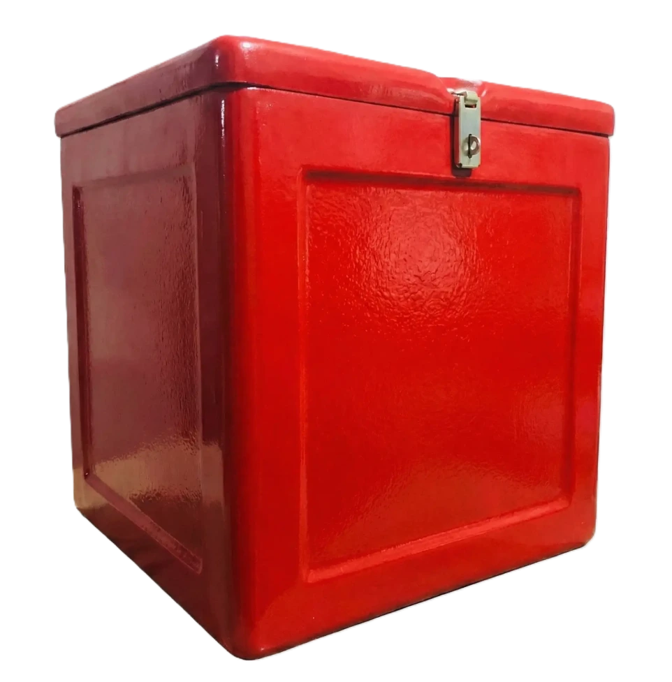 صندوق كابينة سيارة فيبر جلاس باللون الأحمر اللامع بتصميم مستطيل متين، مزود بمفصلات قوية وقفل علوي لتأمين البضائع، مثالي لسيارات النقل والتوصيل بمقاومة عالية للصدمات.